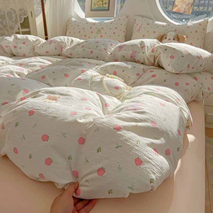 91家纺网 家纺一手货源 找家纺 韩巢家纺 2025新款奶呼呼云感双层纱印花四件套 邮一颗草莓