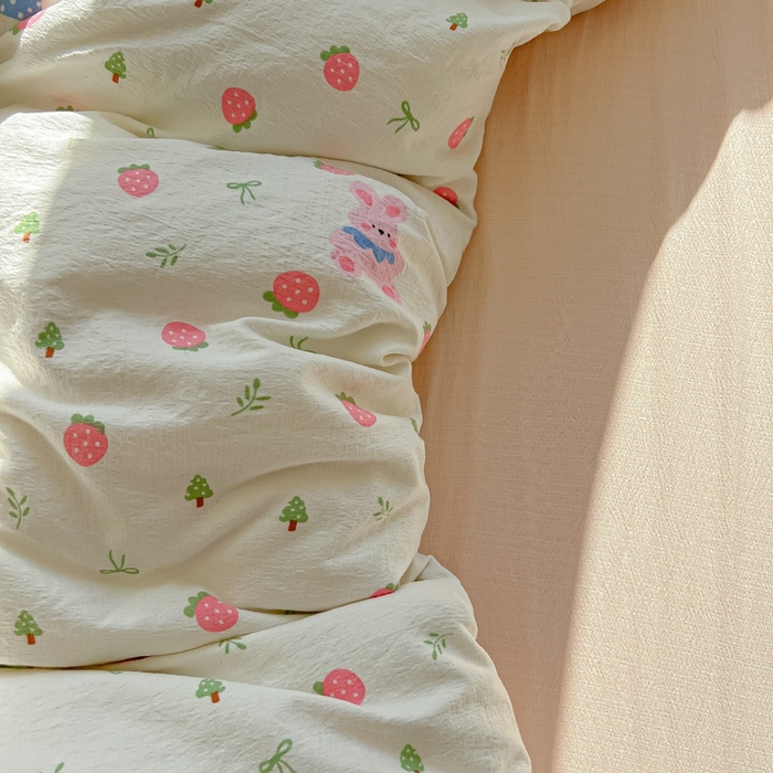 91家纺网 家纺一手货源 找家纺 韩巢家纺 2025新款奶呼呼云感双层纱印花四件套 邮一颗草莓