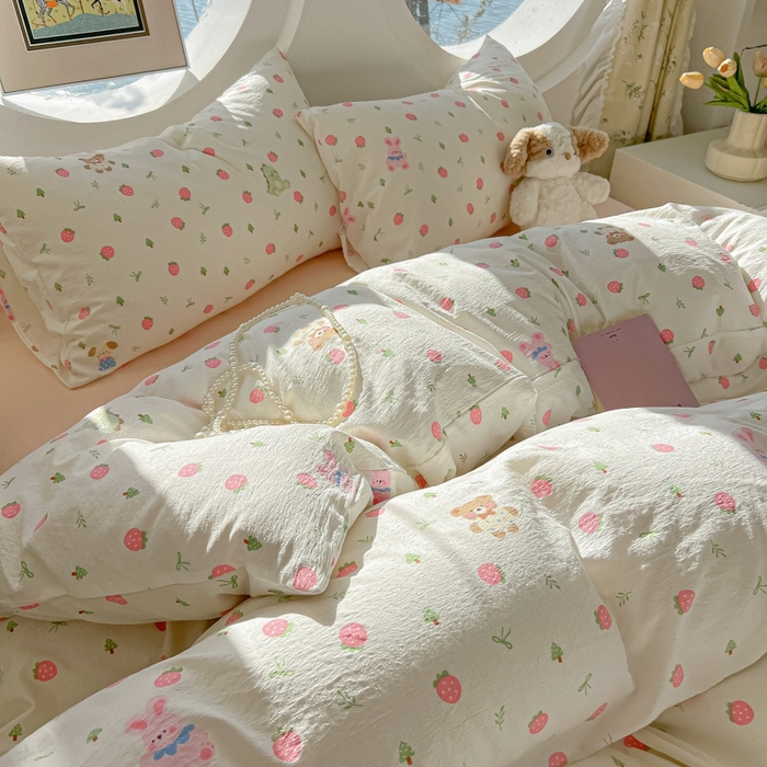 91家纺网 家纺一手货源 找家纺 韩巢家纺 2025新款奶呼呼云感双层纱印花四件套 邮一颗草莓