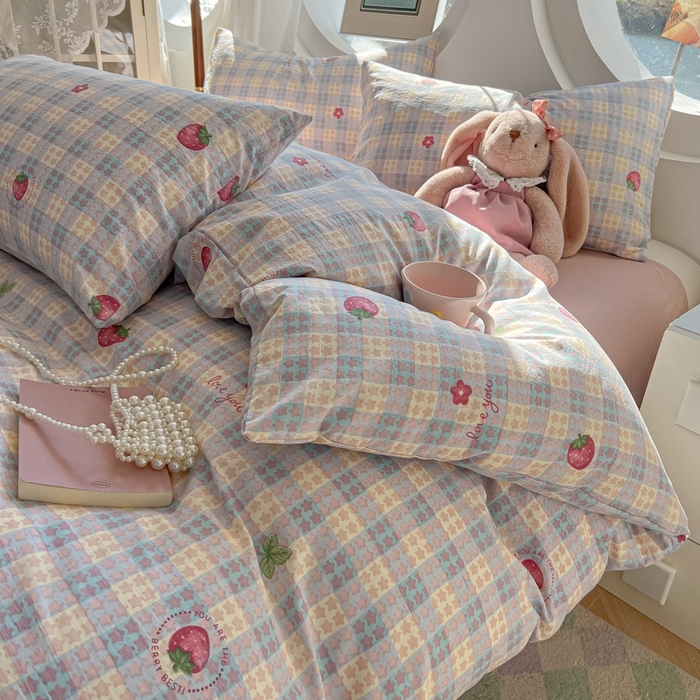 91家纺网 家纺一手货源 找家纺 韩巢家纺 2025新款奶呼呼云感双层纱印花四件套 有草莓的地方