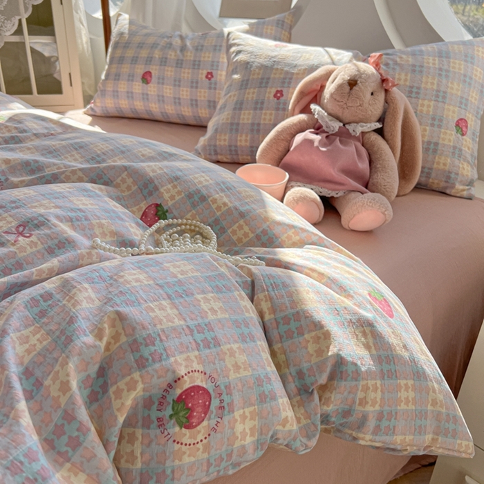 91家纺网 家纺一手货源 找家纺 韩巢家纺 2025新款奶呼呼云感双层纱印花四件套 有草莓的地方