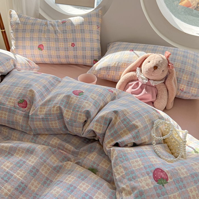 91家纺网 家纺一手货源 找家纺 韩巢家纺 2025新款奶呼呼云感双层纱印花四件套 有草莓的地方