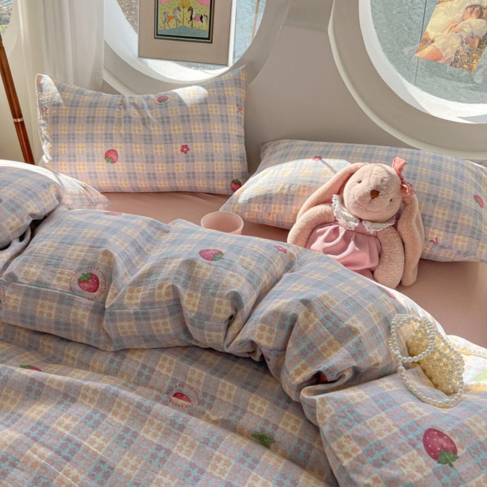 91家纺网 家纺一手货源 找家纺 韩巢家纺 2025新款奶呼呼云感双层纱印花四件套 有草莓的地方