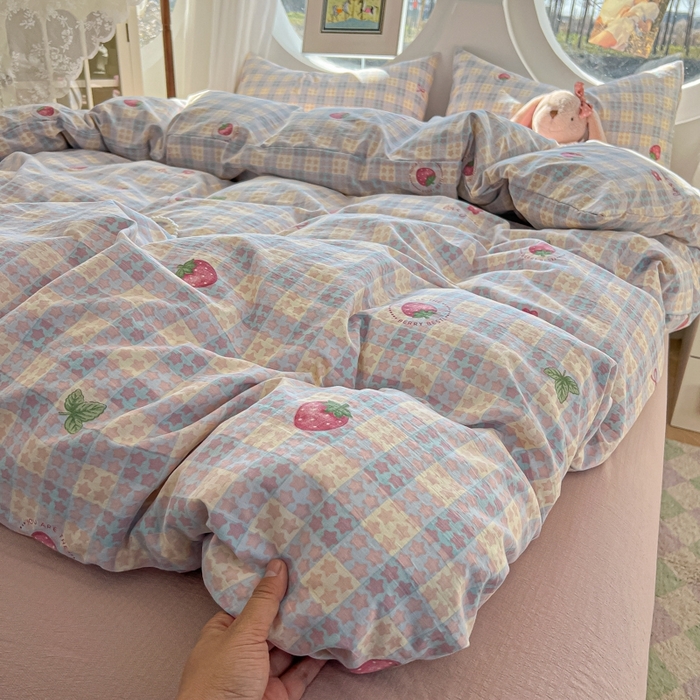 91家纺网 家纺一手货源 找家纺 韩巢家纺 2025新款奶呼呼云感双层纱印花四件套 有草莓的地方