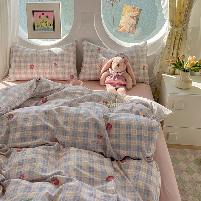 91家纺网 家纺一手货源 找家纺 韩巢家纺 2025新款奶呼呼云感双层纱印花四件套 有草莓的地方