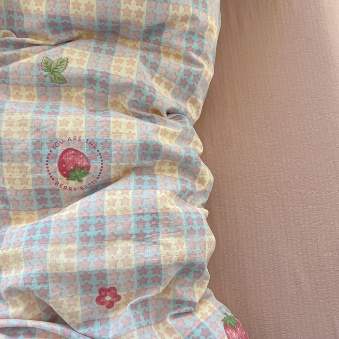 91家纺网 家纺一手货源 找家纺 韩巢家纺 2025新款奶呼呼云感双层纱印花四件套 有草莓的地方