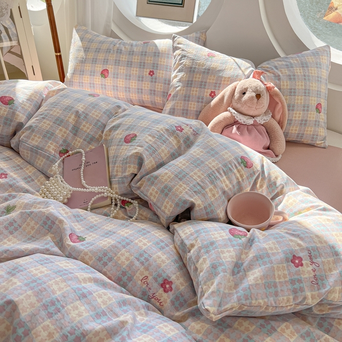 91家纺网 家纺一手货源 找家纺 韩巢家纺 2025新款奶呼呼云感双层纱印花四件套 有草莓的地方