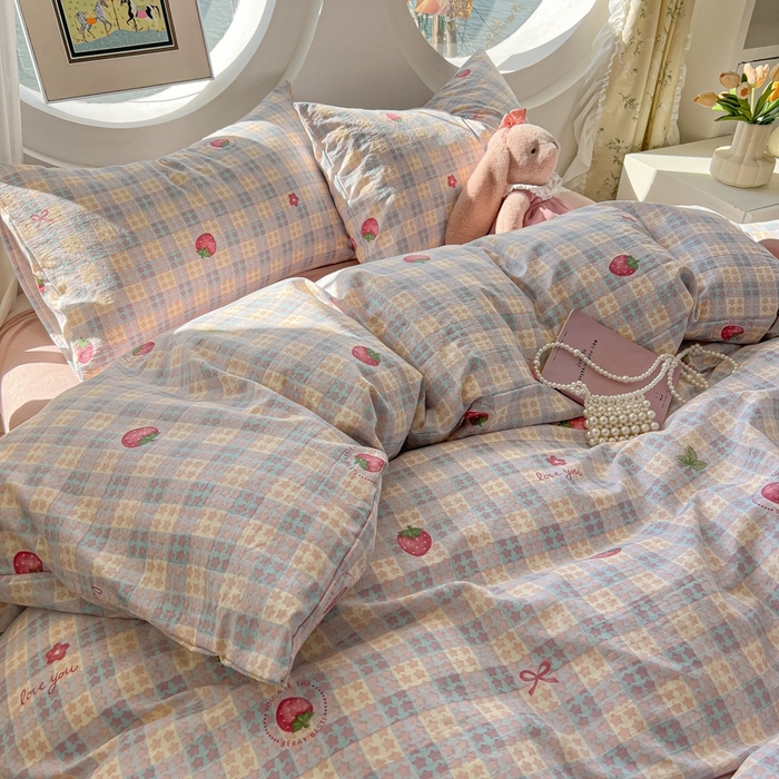 91家纺网 家纺一手货源 找家纺 韩巢家纺 2025新款奶呼呼云感双层纱印花四件套 有草莓的地方