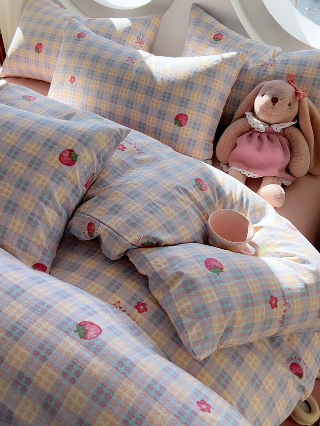 91家纺网 家纺一手货源 找家纺 韩巢家纺 2025新款奶呼呼云感双层纱印花四件套 有草莓的地方