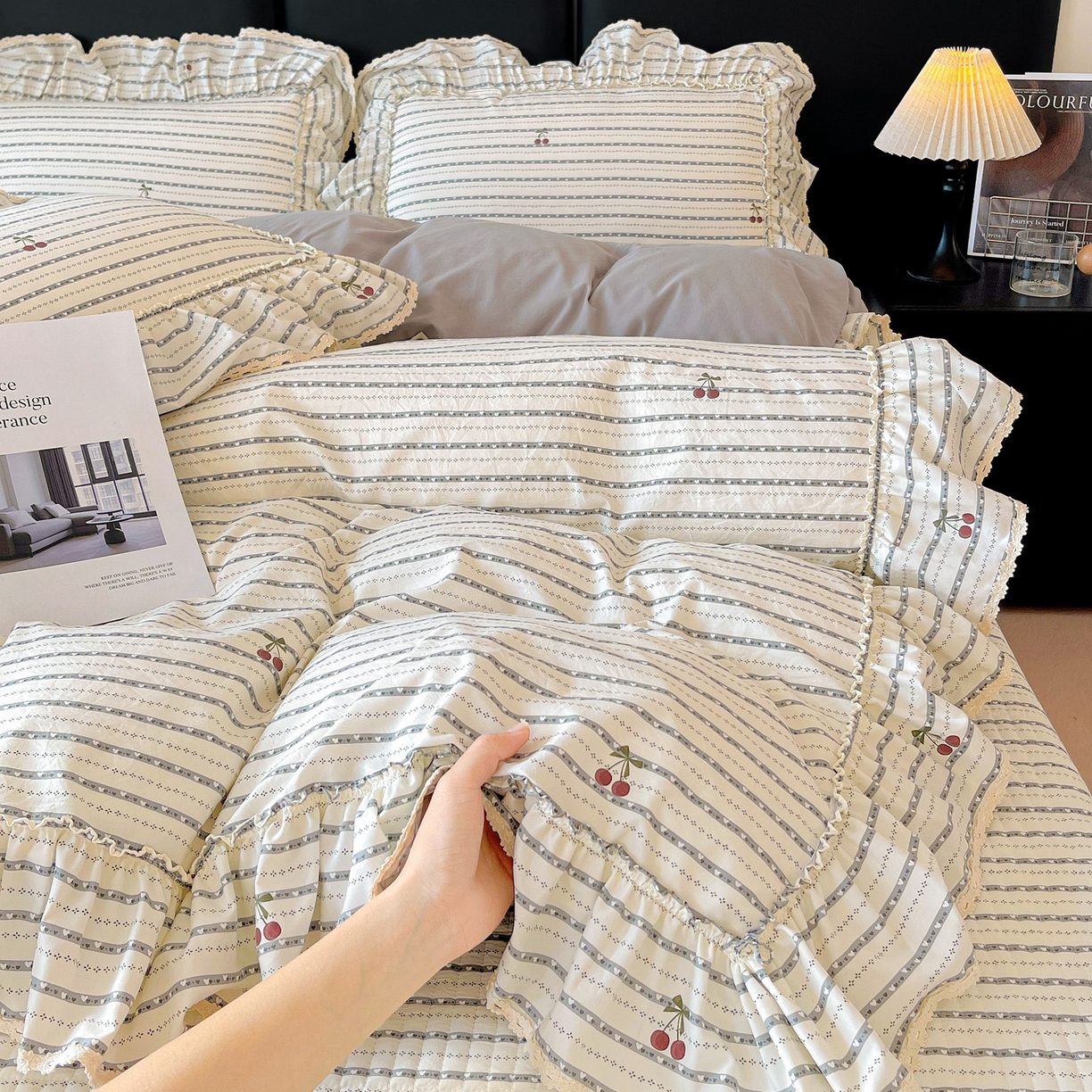 91家纺网 家纺一手货源 找家纺 富米莱单品馆 2026新款法式大花边A类古法仿棉云感纱单被套 大花边-爱心樱桃