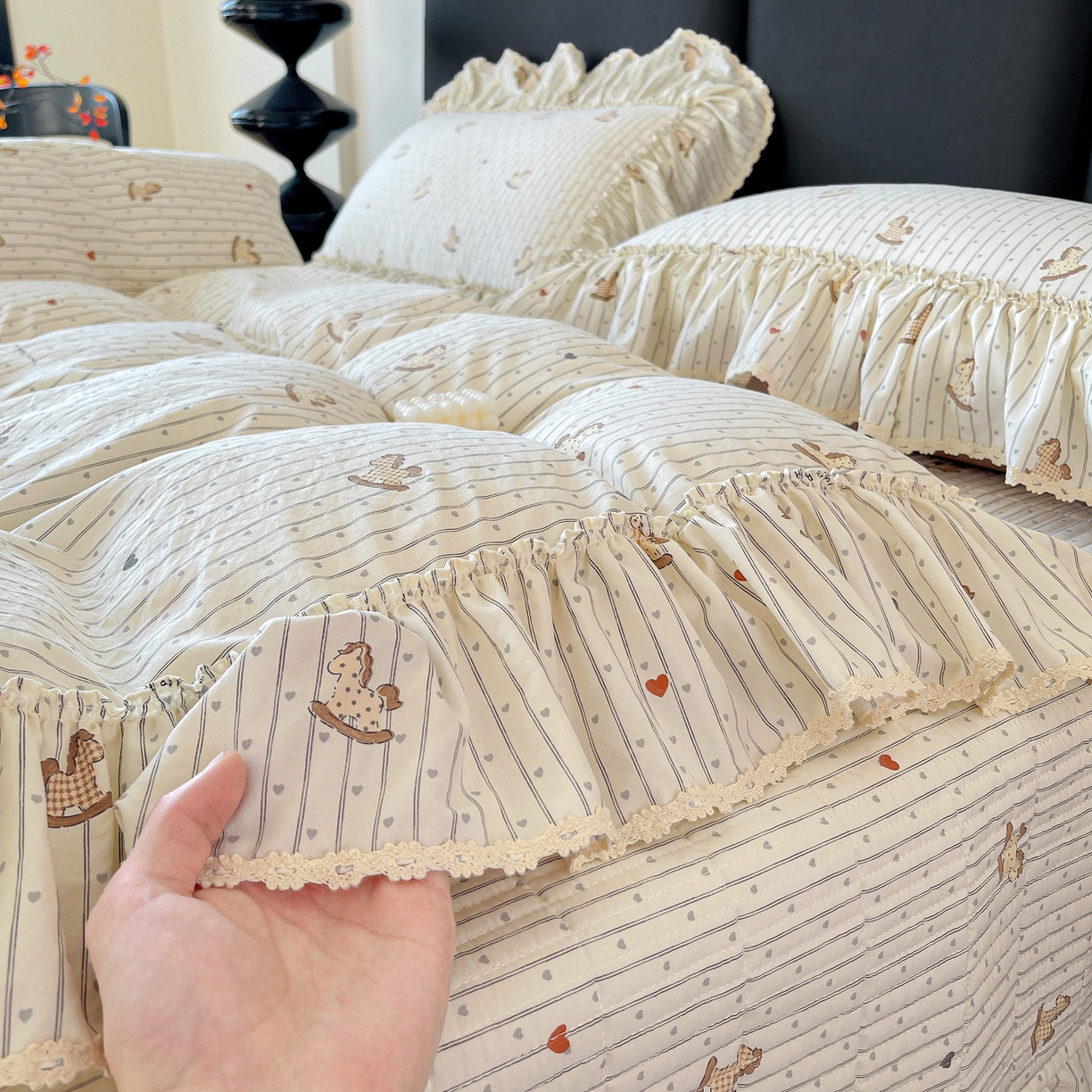 91家纺网 家纺一手货源 找家纺 富米莱单品馆 2026新款法式大花边A类古法仿棉云感纱单被套 大花边-好运木马