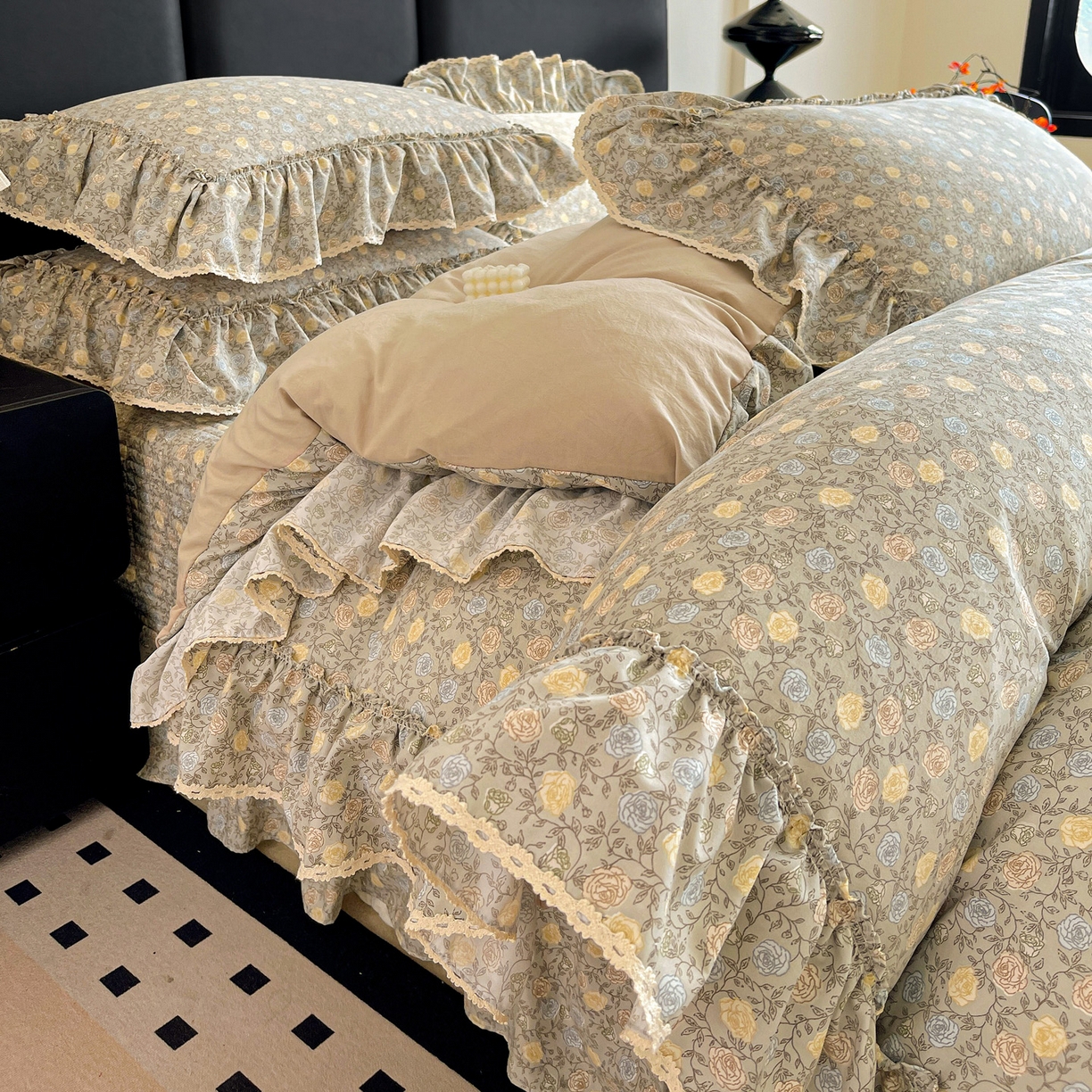 91家纺网 家纺一手货源 找家纺 富米莱单品馆 2026新款法式大花边A类古法仿棉云感纱单被套 大花边-雾灰蔷薇