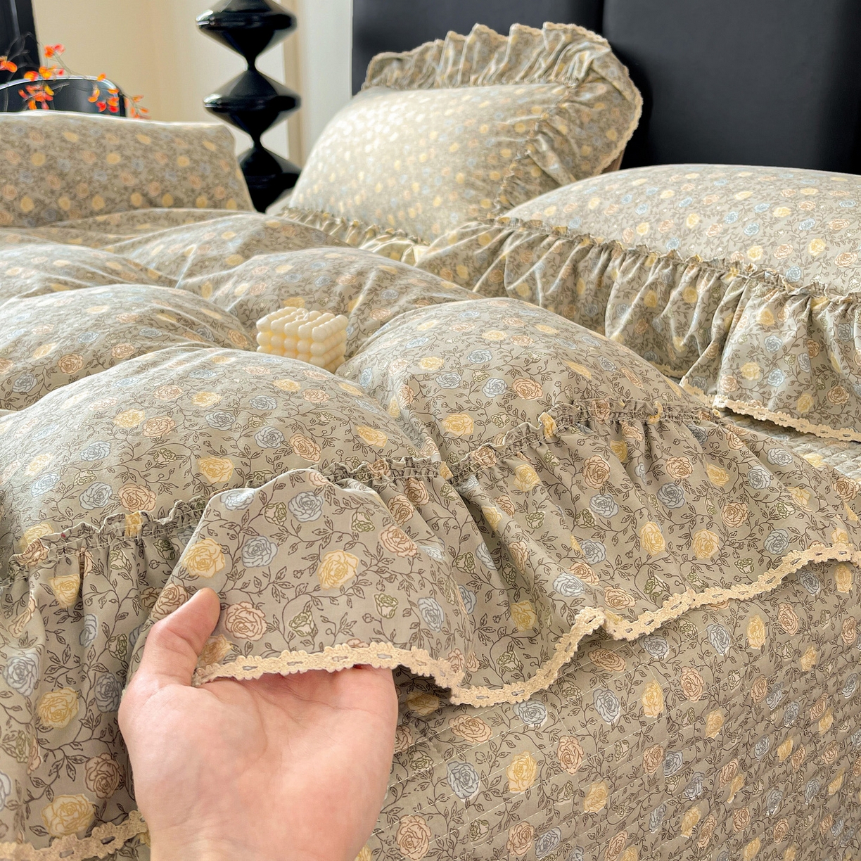 91家纺网 家纺一手货源 找家纺 富米莱单品馆 2026新款法式大花边A类古法仿棉云感纱单被套 大花边-雾灰蔷薇