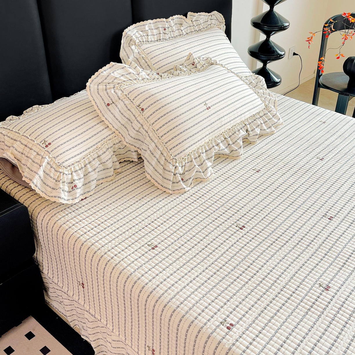 91家纺网 家纺一手货源 找家纺 富米莱单品馆 2026新款法式大花边A类古法仿棉云感纱单床盖 大花边-爱心樱桃