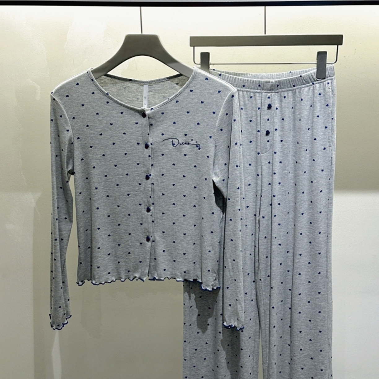 91家纺网 家纺一手货源 找家纺 （总）妍景家居生活馆 2025新款莫代尔民小爱心开衫套装