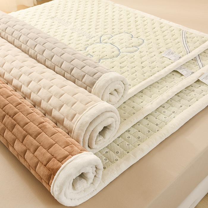 91家纺网 家纺一手货源 找家纺 （总）恋绒家纺 2025新款贴布绣牛奶绒床褥床垫