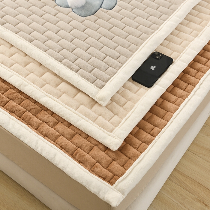 91家纺网 家纺一手货源 找家纺 （总）恋绒家纺 2025新款贴布绣牛奶绒床褥床垫