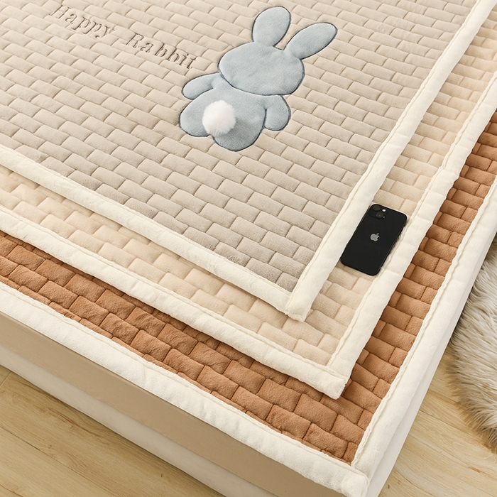 91家纺网 家纺一手货源 找家纺 （总）恋绒家纺 2025新款贴布绣牛奶绒床褥床垫