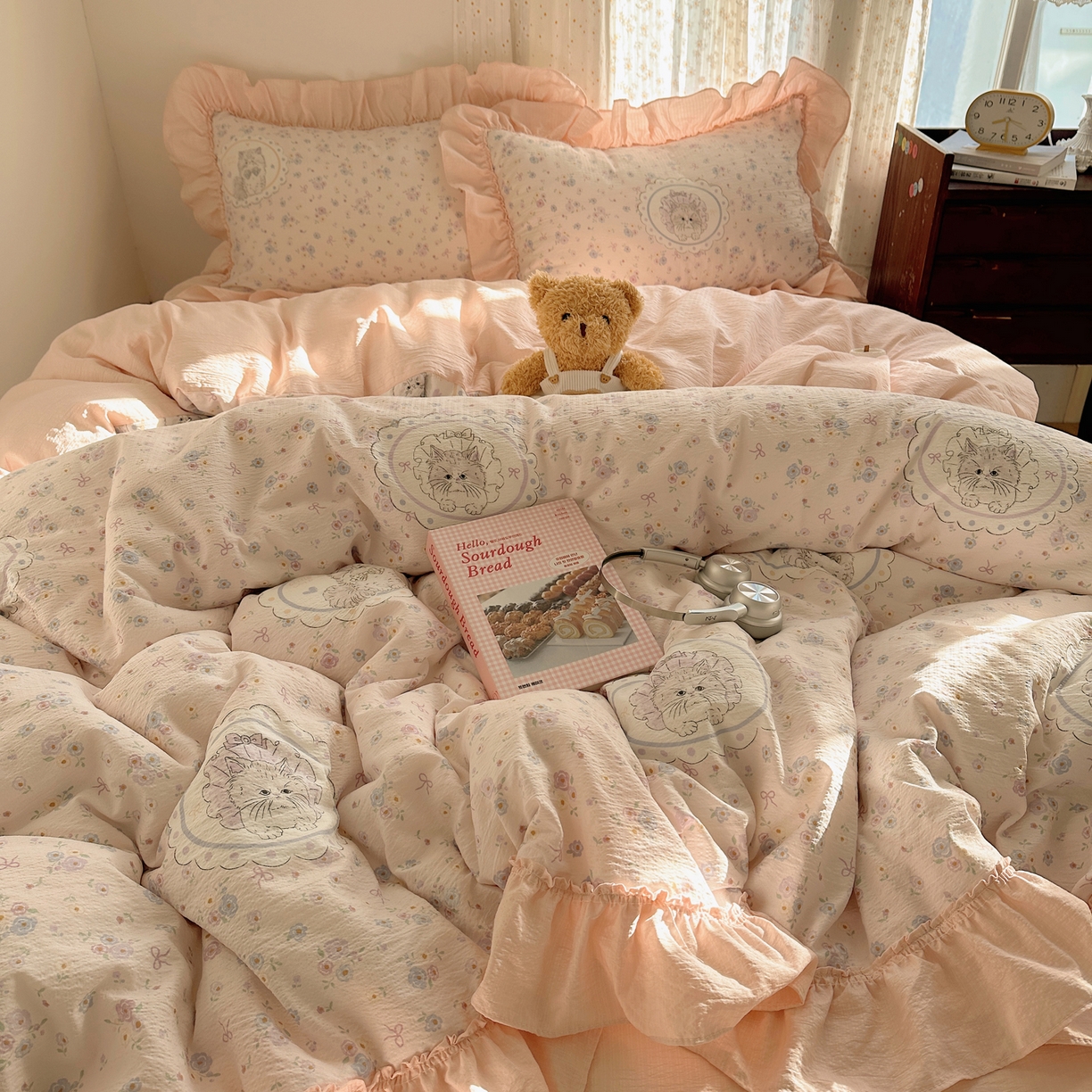 91家纺网 家纺一手货源 找家纺 美乐迪家纺 2026新款法式云感双层纱花边四件套 花园小猫