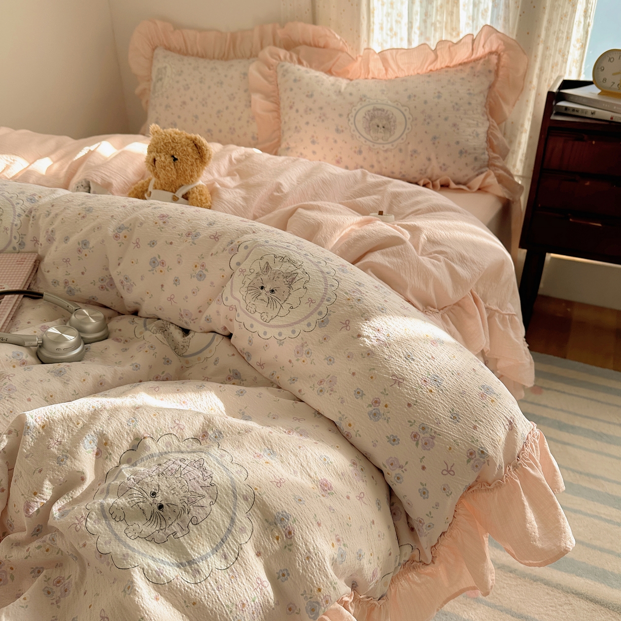 91家纺网 家纺一手货源 找家纺 美乐迪家纺 2026新款法式云感双层纱花边四件套 花园小猫