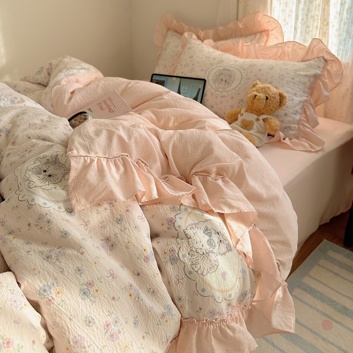 91家纺网 家纺一手货源 找家纺 美乐迪家纺 2026新款法式云感双层纱花边四件套 花园小猫