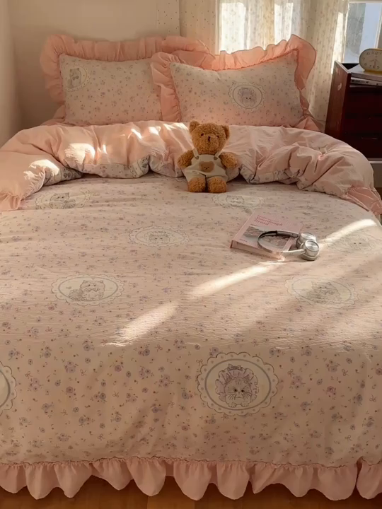 91家纺网 家纺一手货源 找家纺 美乐迪家纺 2026新款法式云感双层纱花边四件套 花园小猫