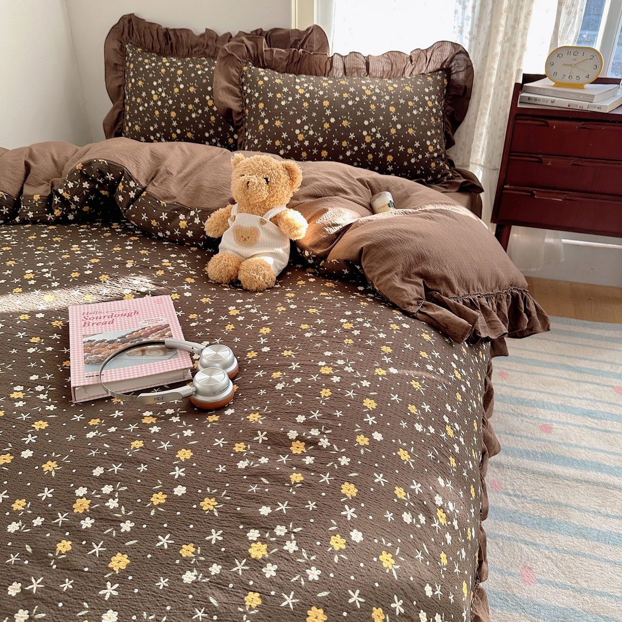 91家纺网 家纺一手货源 找家纺 美乐迪家纺 2026新款法式云感双层纱花边四件套 咖色小花