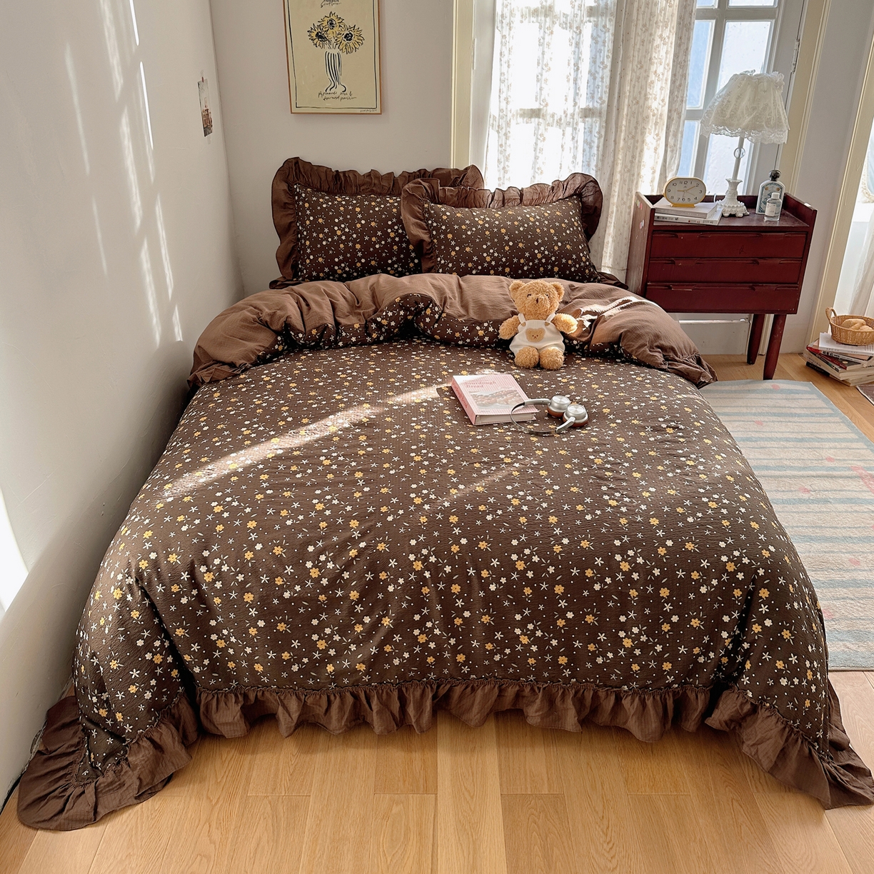 91家纺网 家纺一手货源 找家纺 美乐迪家纺 2026新款法式云感双层纱花边四件套 咖色小花