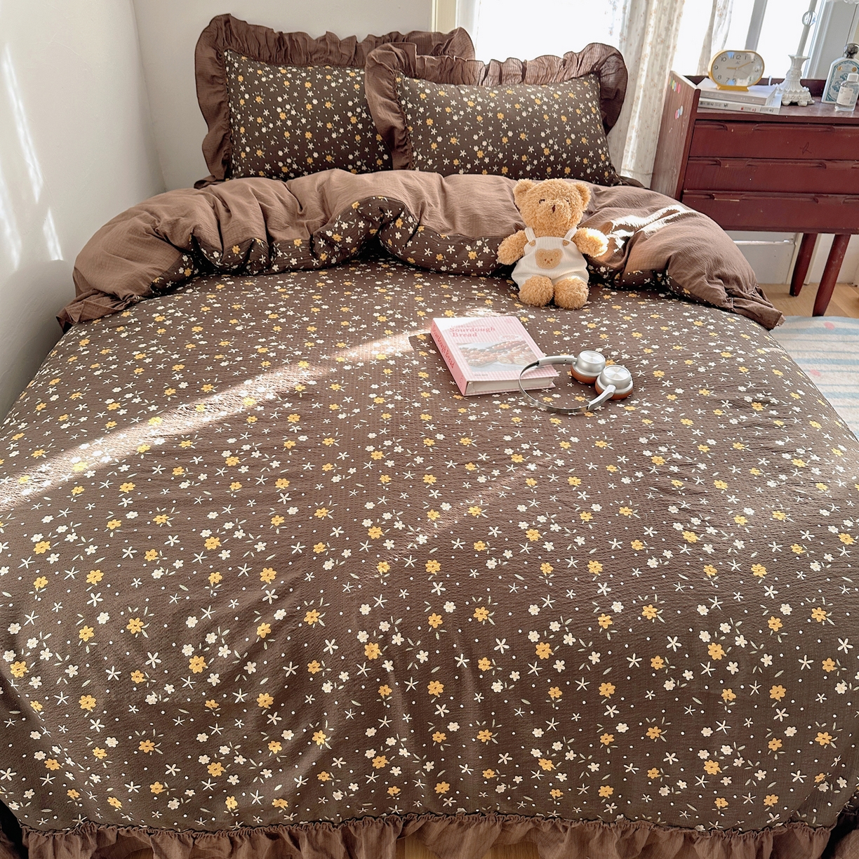 91家纺网 家纺一手货源 找家纺 美乐迪家纺 2026新款法式云感双层纱花边四件套 咖色小花