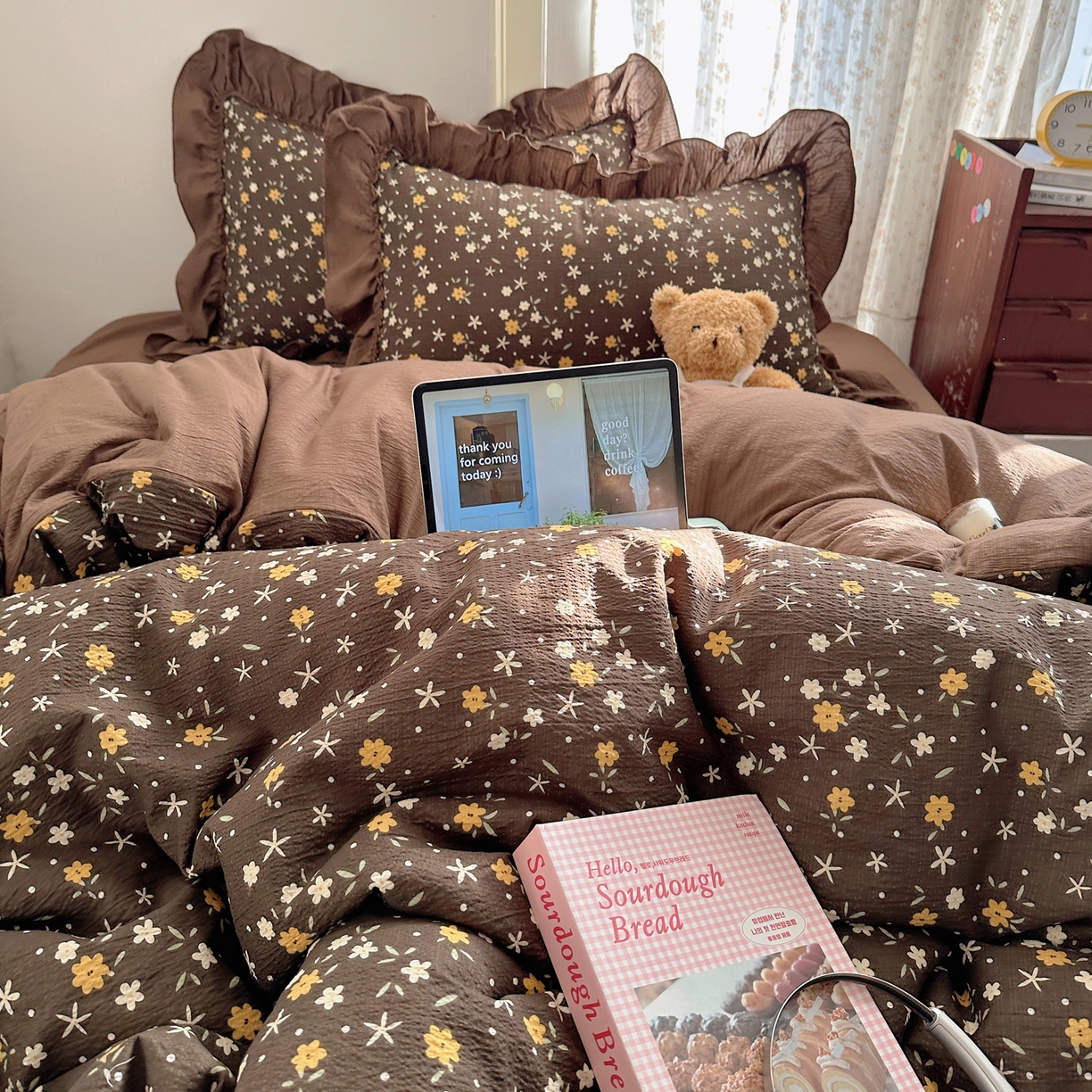 91家纺网 家纺一手货源 找家纺 美乐迪家纺 2026新款法式云感双层纱花边四件套 咖色小花