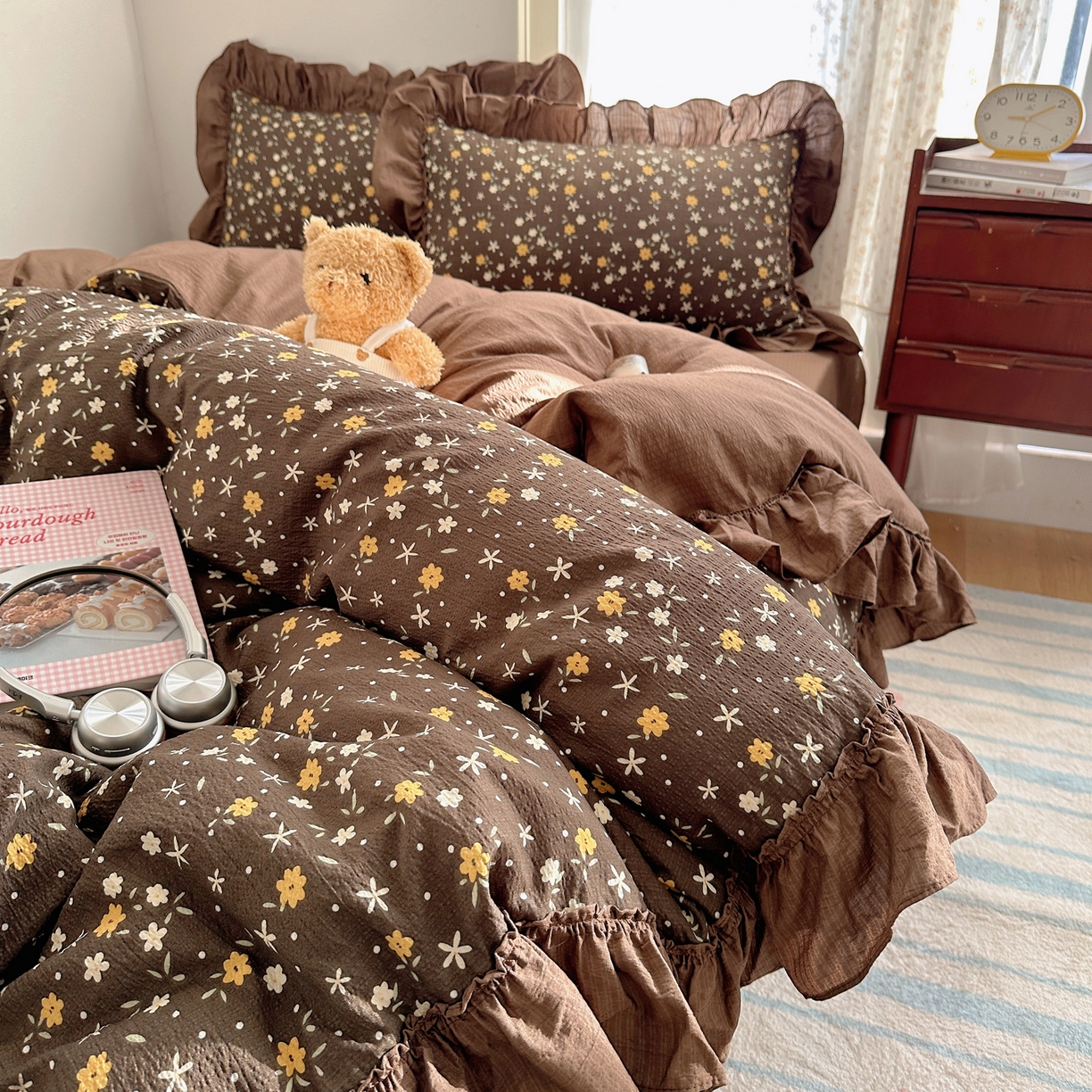 91家纺网 家纺一手货源 找家纺 美乐迪家纺 2026新款法式云感双层纱花边四件套 咖色小花