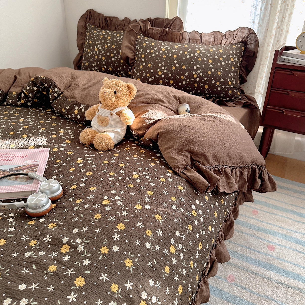 91家纺网 家纺一手货源 找家纺 美乐迪家纺 2026新款法式云感双层纱花边四件套 咖色小花