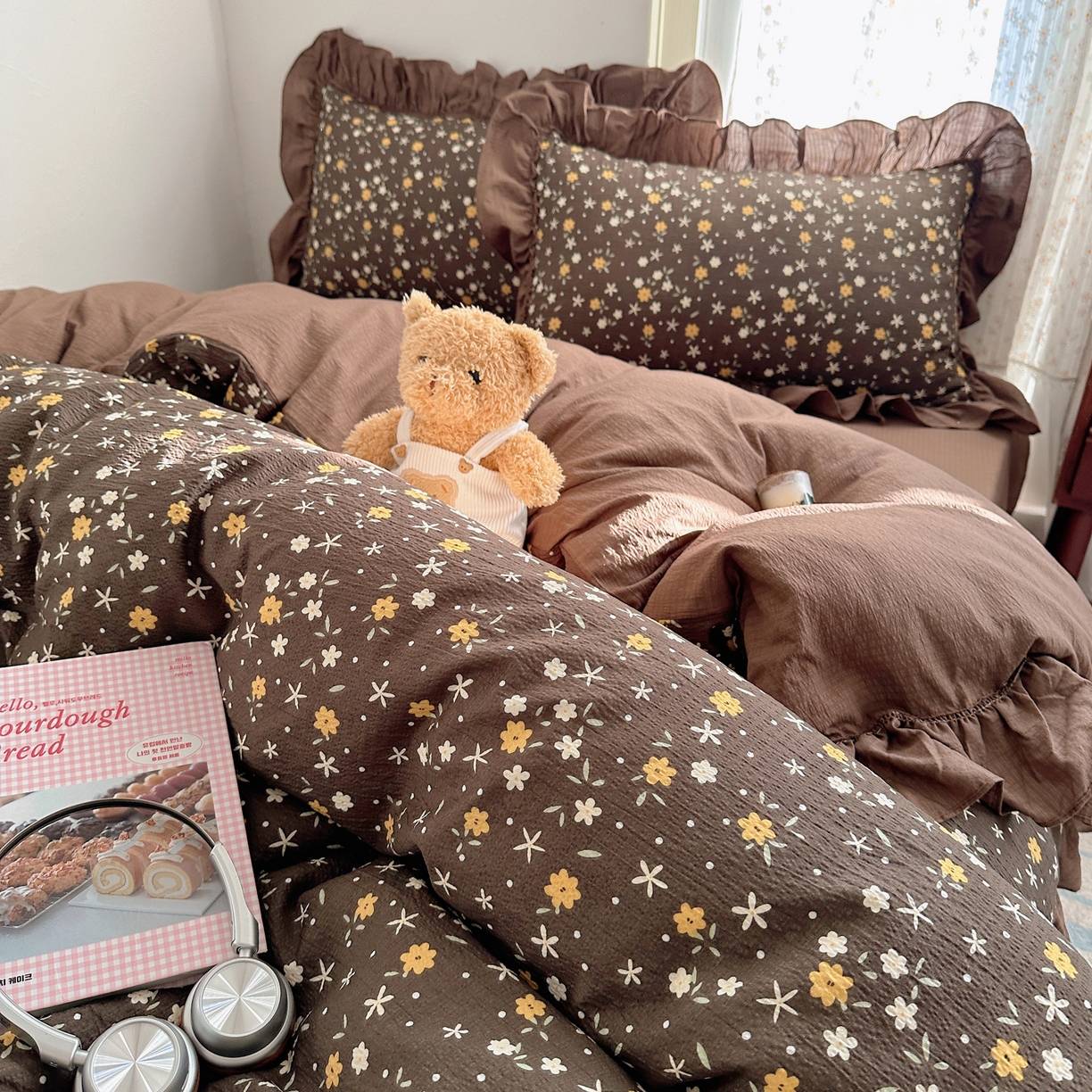 91家纺网 家纺一手货源 找家纺 美乐迪家纺 2026新款法式云感双层纱花边四件套 咖色小花