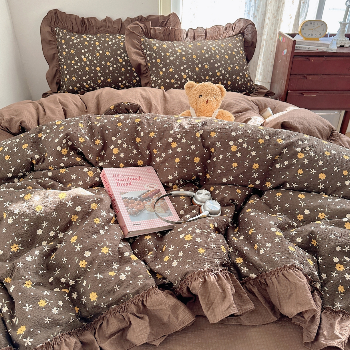 91家纺网 家纺一手货源 找家纺 美乐迪家纺 2026新款法式云感双层纱花边四件套 咖色小花