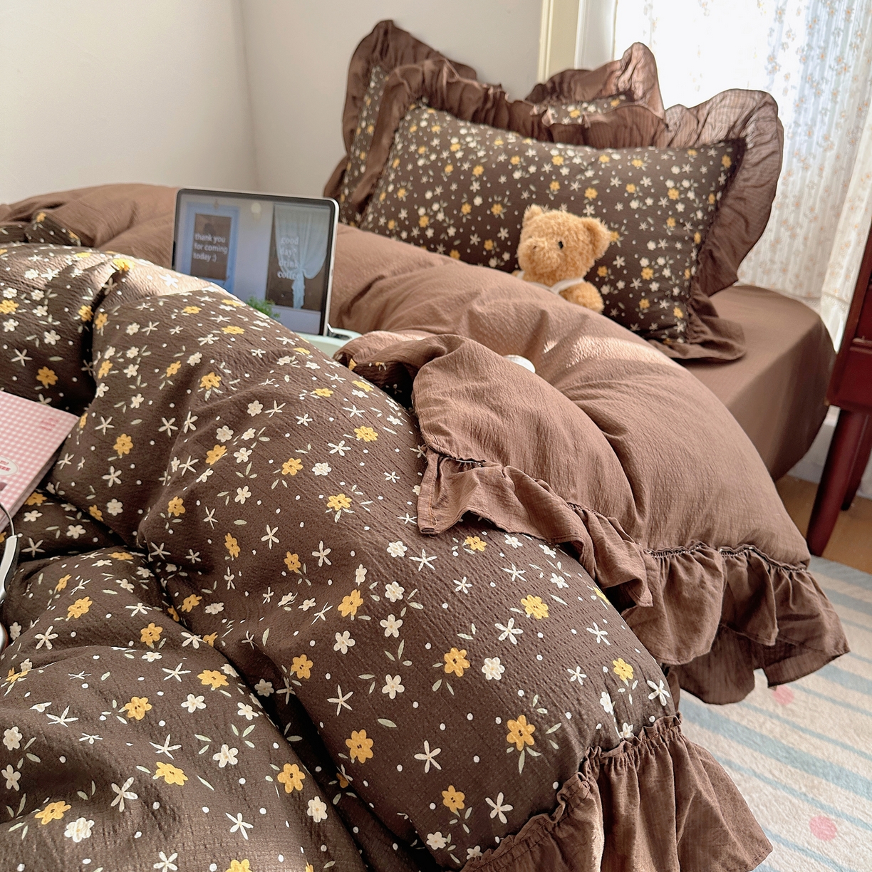 91家纺网 家纺一手货源 找家纺 美乐迪家纺 2026新款法式云感双层纱花边四件套 咖色小花