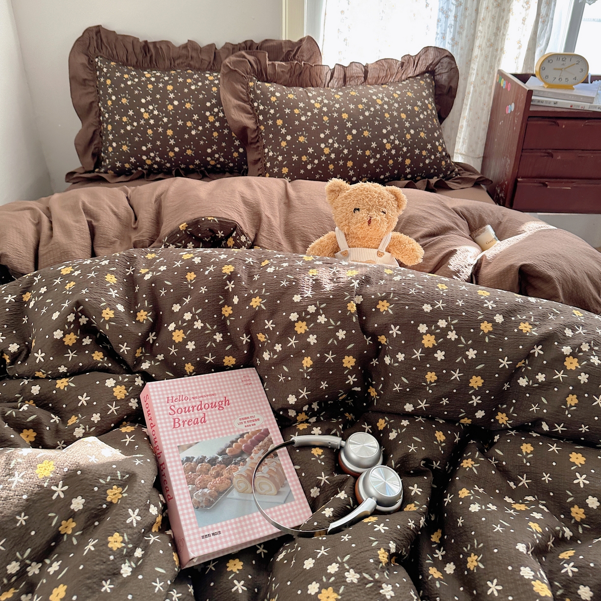 91家纺网 家纺一手货源 找家纺 美乐迪家纺 2026新款法式云感双层纱花边四件套 咖色小花