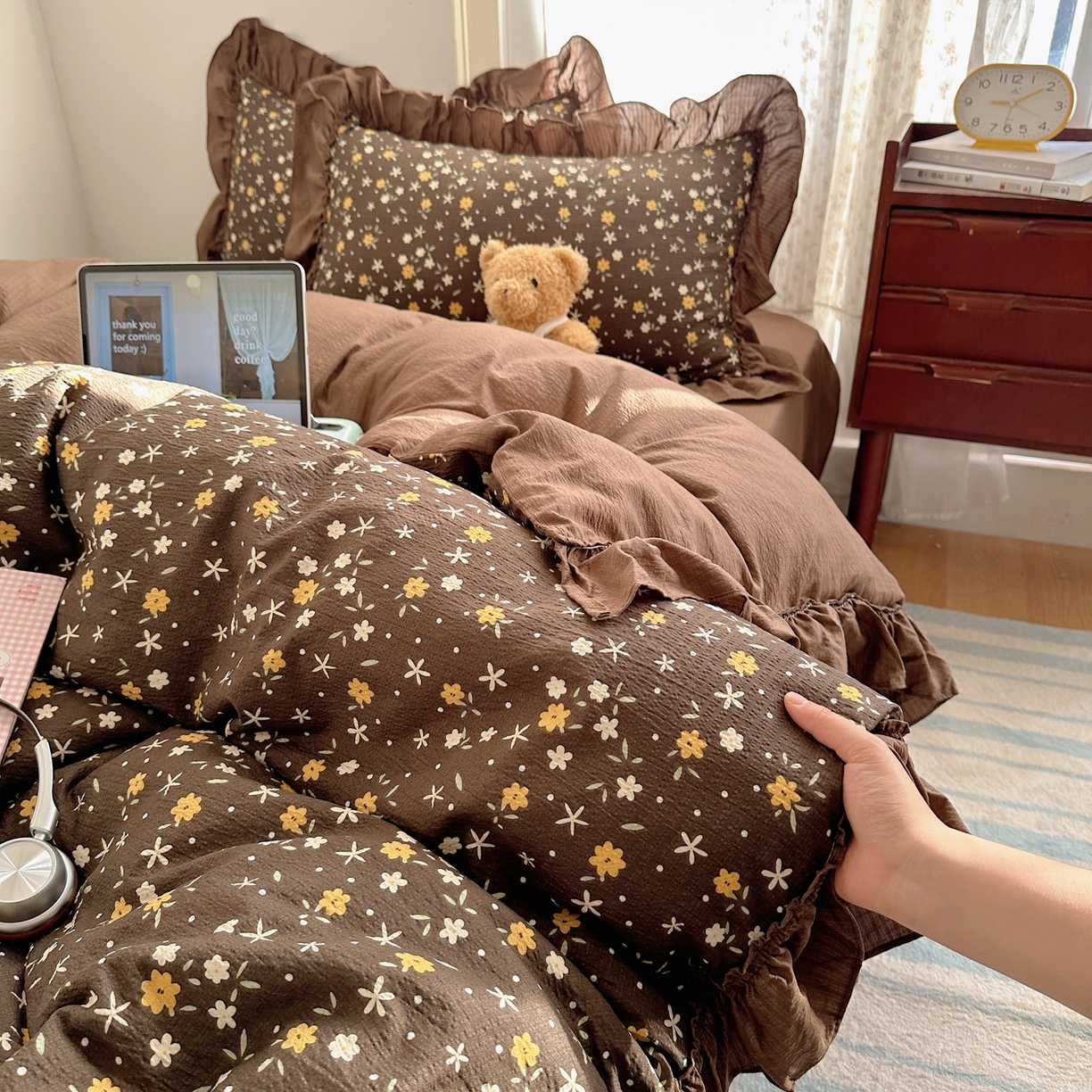 91家纺网 家纺一手货源 找家纺 美乐迪家纺 2026新款法式云感双层纱花边四件套 咖色小花