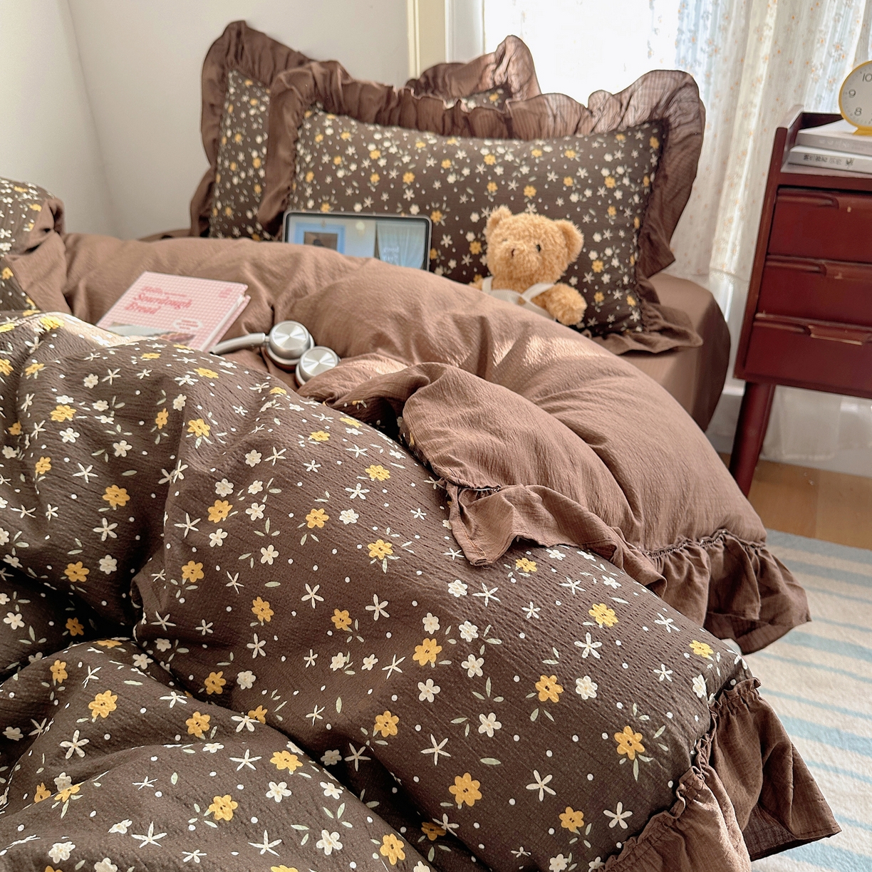 91家纺网 家纺一手货源 找家纺 美乐迪家纺 2026新款法式云感双层纱花边四件套 咖色小花