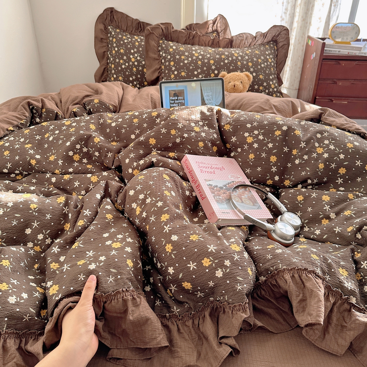 91家纺网 家纺一手货源 找家纺 美乐迪家纺 2026新款法式云感双层纱花边四件套 咖色小花