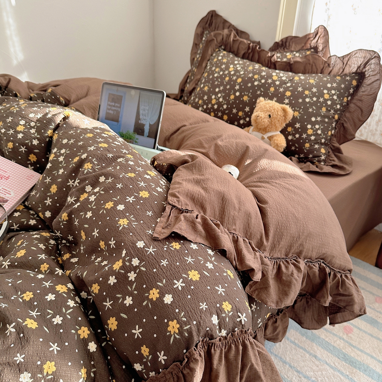 91家纺网 家纺一手货源 找家纺 美乐迪家纺 2026新款法式云感双层纱花边四件套 咖色小花