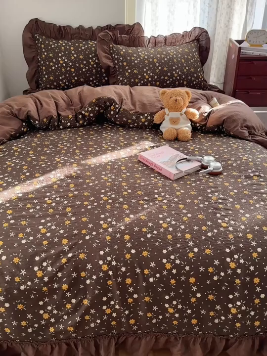 91家纺网 家纺一手货源 找家纺 美乐迪家纺 2026新款法式云感双层纱花边四件套 咖色小花