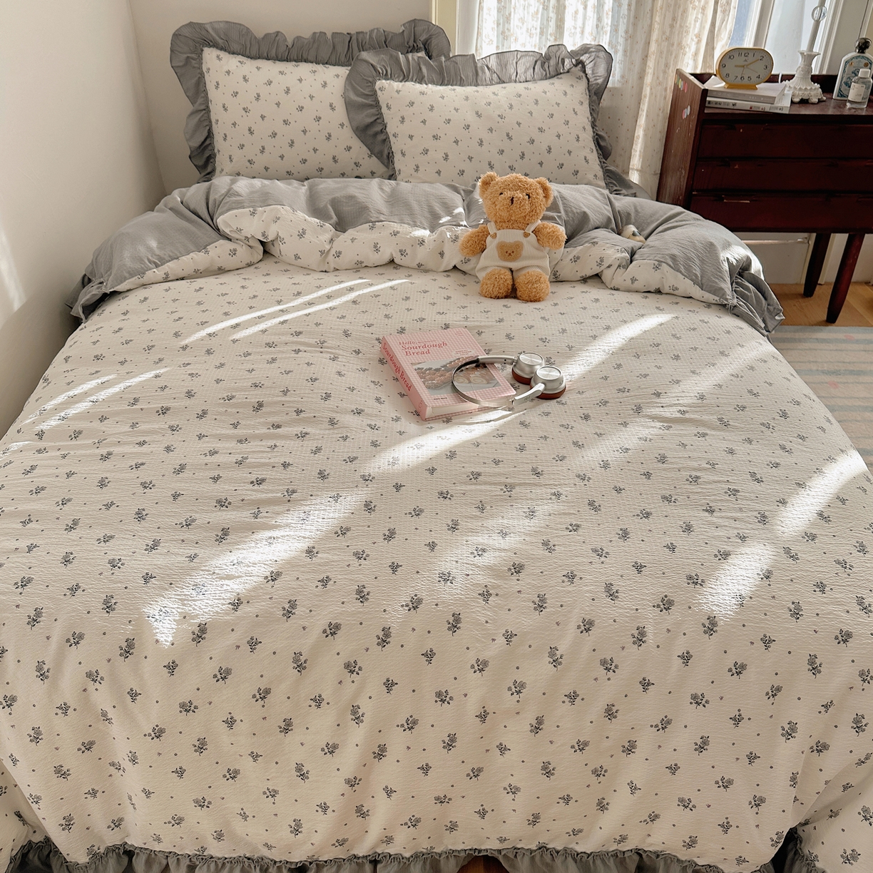 91家纺网 家纺一手货源 找家纺 美乐迪家纺 2026新款法式云感双层纱花边四件套 枝槿米白