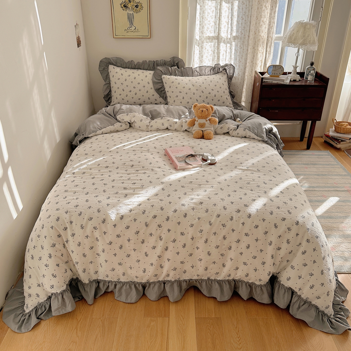 91家纺网 家纺一手货源 找家纺 美乐迪家纺 2026新款法式云感双层纱花边四件套 枝槿米白