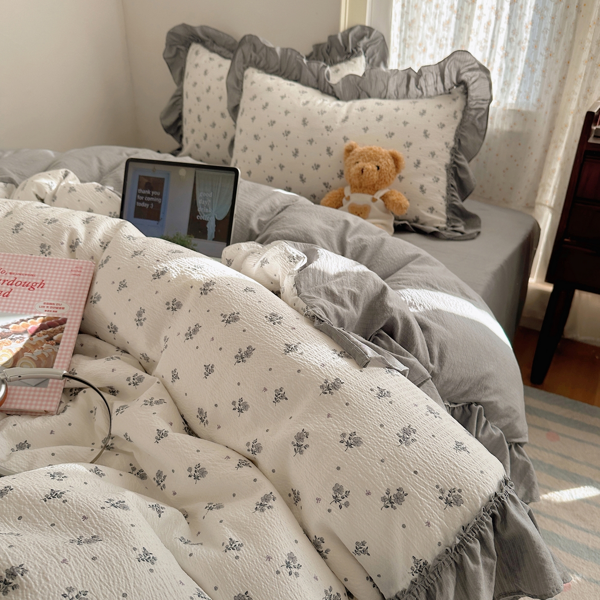 91家纺网 家纺一手货源 找家纺 美乐迪家纺 2026新款法式云感双层纱花边四件套 枝槿米白