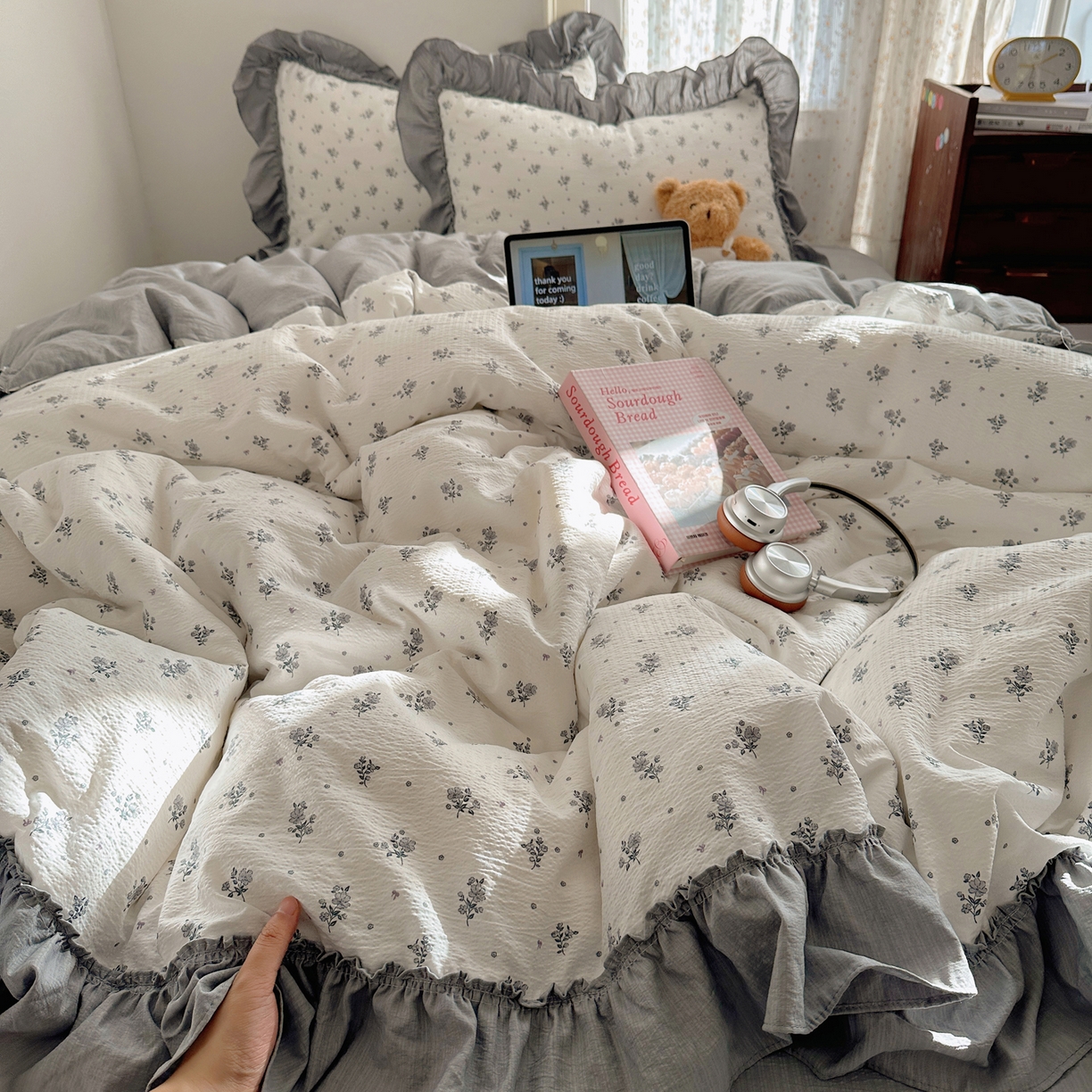 91家纺网 家纺一手货源 找家纺 美乐迪家纺 2026新款法式云感双层纱花边四件套 枝槿米白