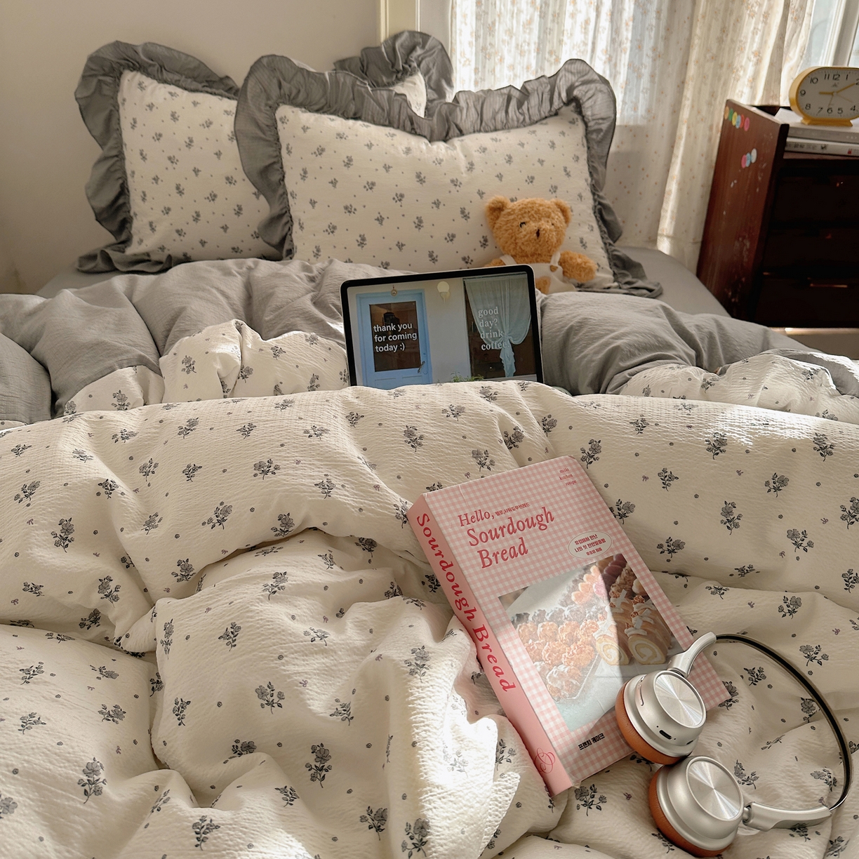 91家纺网 家纺一手货源 找家纺 美乐迪家纺 2026新款法式云感双层纱花边四件套 枝槿米白