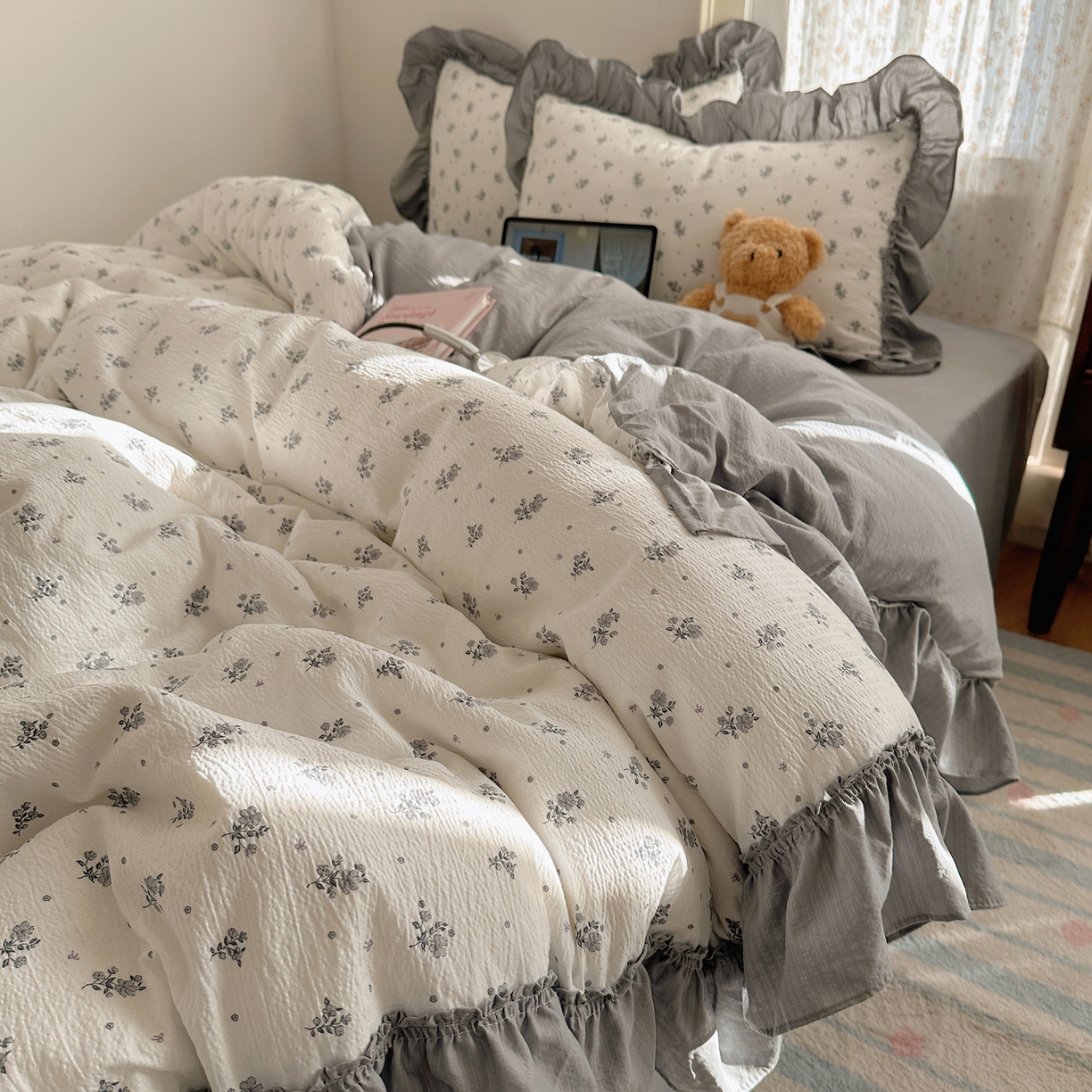 91家纺网 家纺一手货源 找家纺 美乐迪家纺 2026新款法式云感双层纱花边四件套 枝槿米白