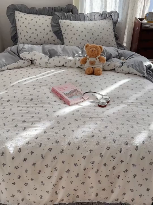 91家纺网 家纺一手货源 找家纺 美乐迪家纺 2026新款法式云感双层纱花边四件套 枝槿米白