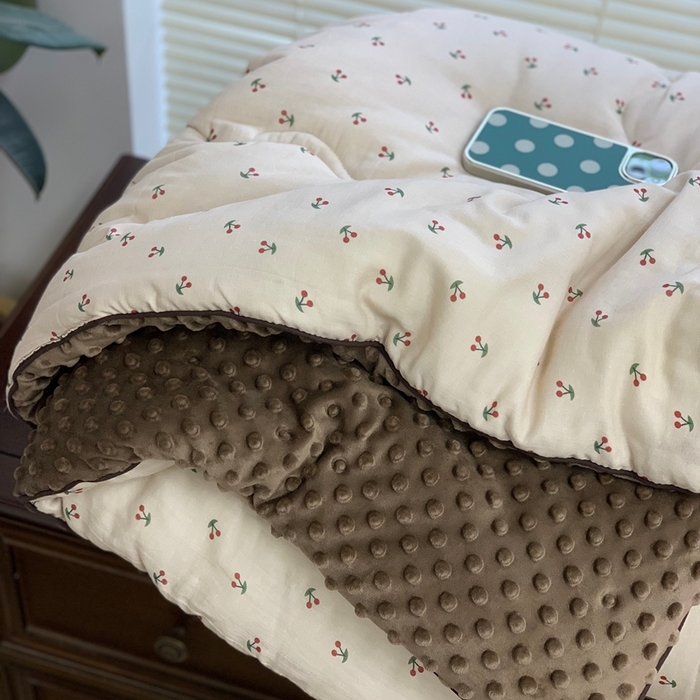 91家纺网 家纺一手货源 找家纺 源启生活 2025新款豆豆被 车厘子