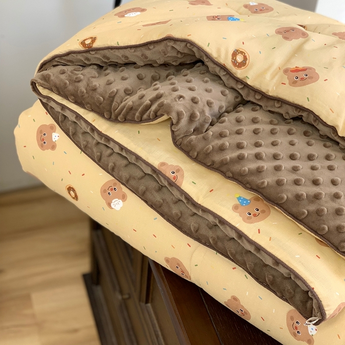 91家纺网 家纺一手货源 找家纺 源启生活 2025新款豆豆被 曲奇小熊